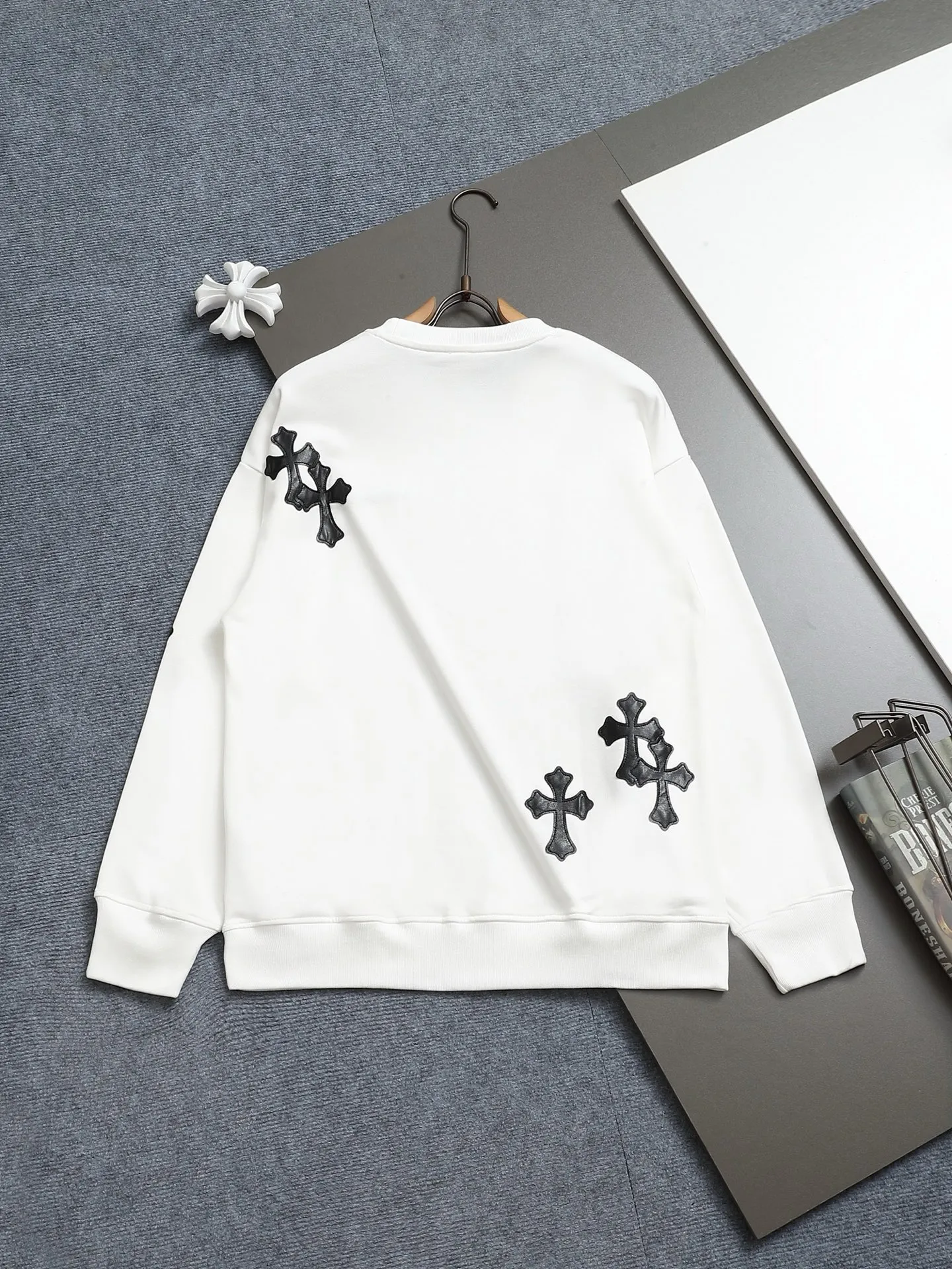 P230 Chrome hearts ch Chrome hearts cross leather embroidered round neck sweatshirt, large version, loose and stylish, low version, slim version, upper body and crotch pull, 100% commitment: top quality, not fast food, the highest version on the market, top quality, 420 grams, 26 custom-dyed double yarn cotton, same style for men and women, complete with three standards. Color: Black White Size: XS-L
